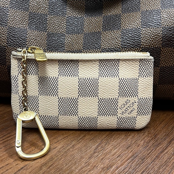 Louis Vuitton keychain/coin holder - Picture 1 of 3